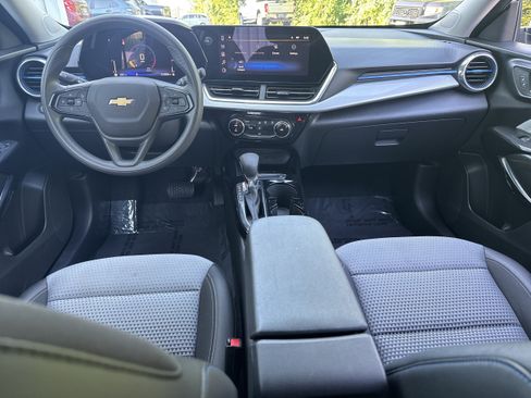 Used 2025 Chevrolet Trax LT FWD image 13