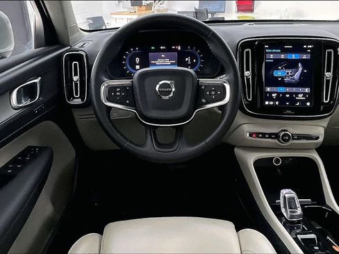 Used 2023 Volvo XC40 B5 Plus image 7