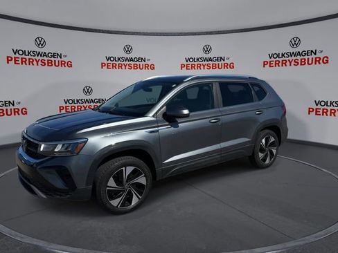 Used 2024 Volkswagen Taos SE w/ Panoramic Sunroof Package image 4