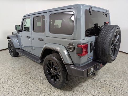 Used 2025 Jeep Wrangler Sahara image 5