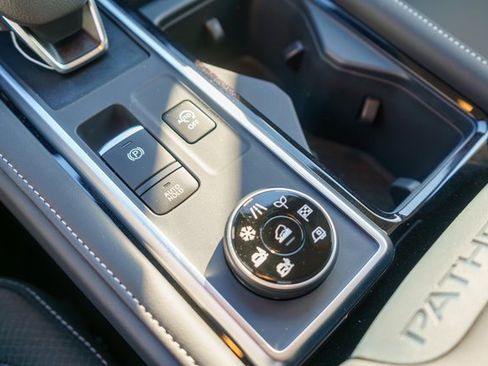 New 2025 Nissan Pathfinder SL image 19