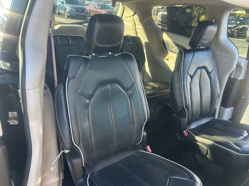 Used 2023 Chrysler Pacifica Limited FWD image 19