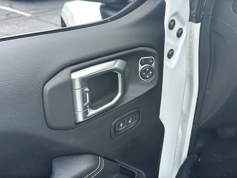 Used 2022 Jeep Wrangler Unlimited Sahara AWD/4WD image 13
