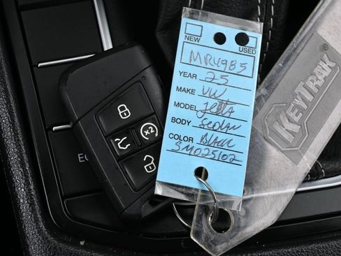 Used 2025 Volkswagen Jetta SE FWD image 28
