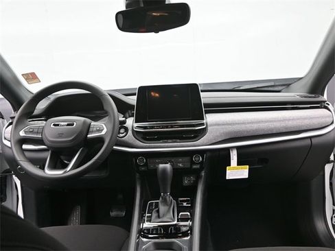 Used 2025 Jeep Compass Sport w/ Mopar Graphics Package image 17