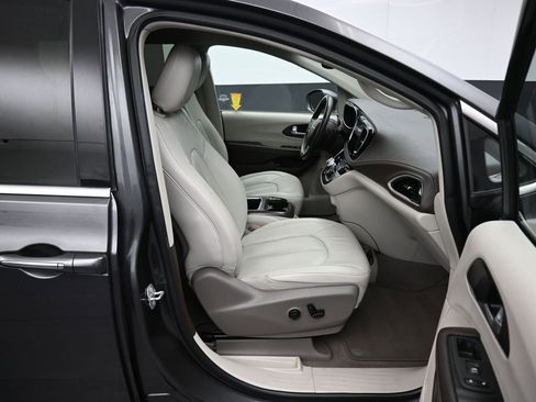 Used 2021 Chrysler Pacifica Touring-L image 63