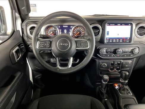 Used 2018 Jeep Wrangler Unlimited Sahara image 4