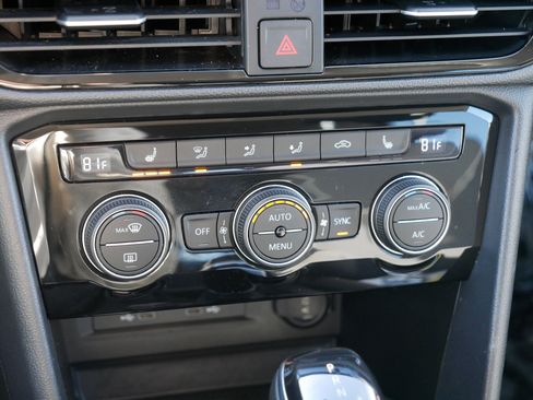 Used 2024 Volkswagen Taos SE image 23