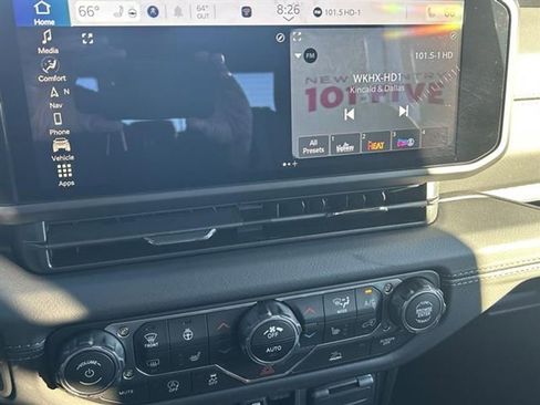 New 2025 Jeep Gladiator Sport image 18