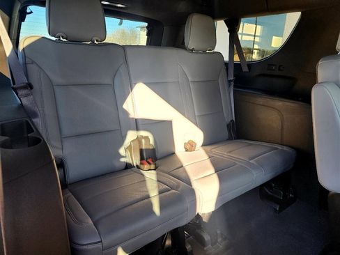 Used 2023 GMC Yukon XL SLT image 35