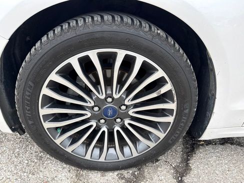 Used 2017 Ford Fusion SE w/ Fusion SE Technology Package FWD image 4