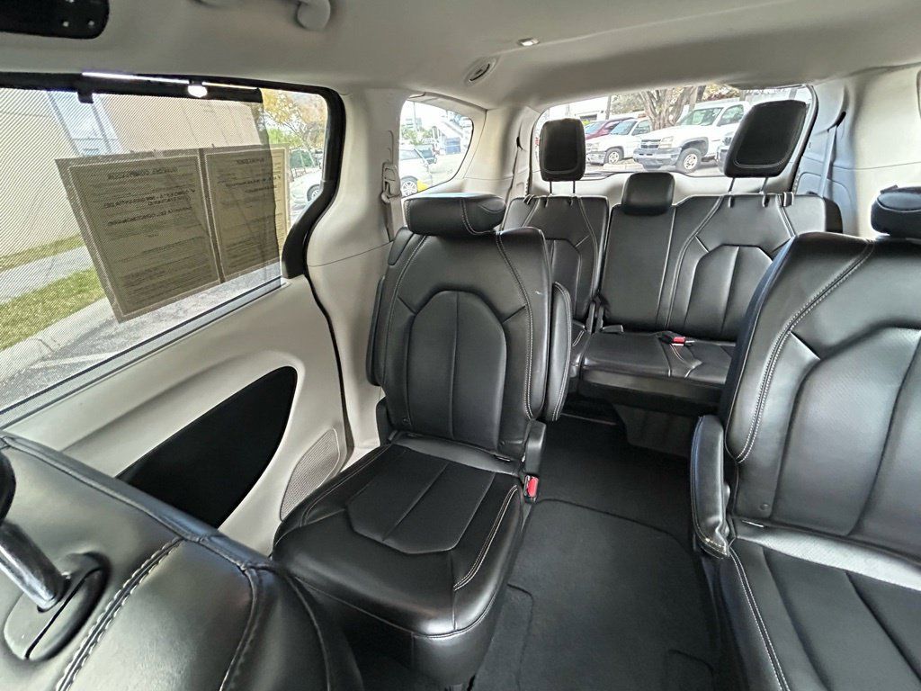 Used 2023 Chrysler Pacifica Touring-L FWD image 11