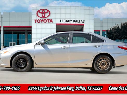 Used 2015 Toyota Camry LE image 6