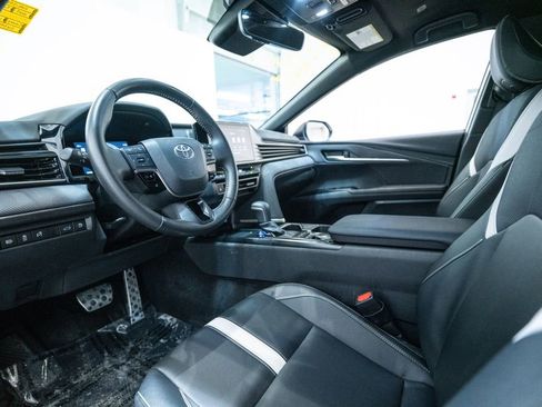 Used 2025 Toyota Camry SE w/ Convenience Package image 4