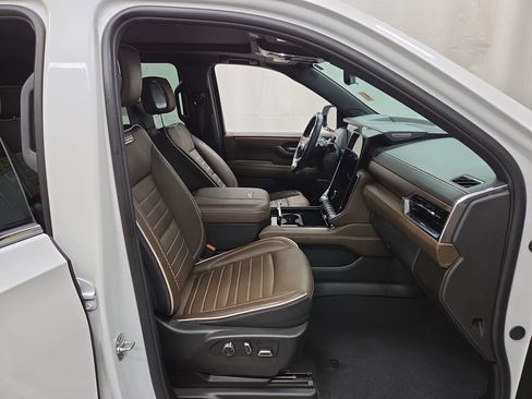 Used 2025 GMC Yukon XL Denali Ultimate AWD/4WD image 13