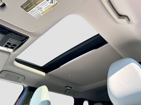 New 2025 Mitsubishi Outlander SE image 23