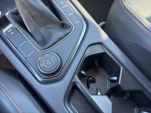 Used 2024 Volkswagen Tiguan SE image 16