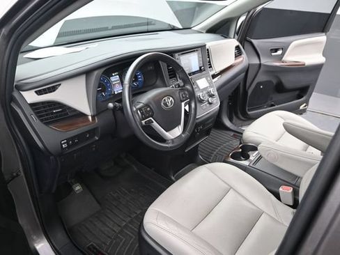 Used 2019 Toyota Sienna Limited FWD image 6
