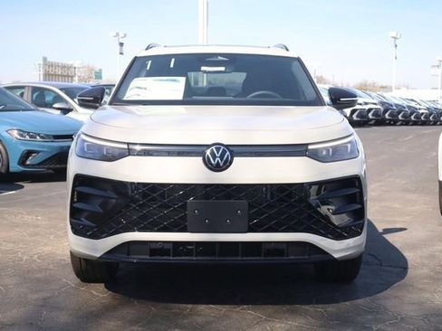 New 2026 Volkswagen Tiguan SE R-Line image 3