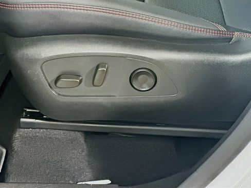 Used 2025 Chevrolet Traverse RS image 23