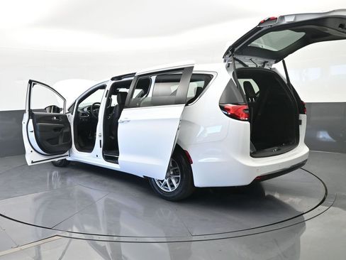 New 2026 Chrysler Pacifica Select image 73