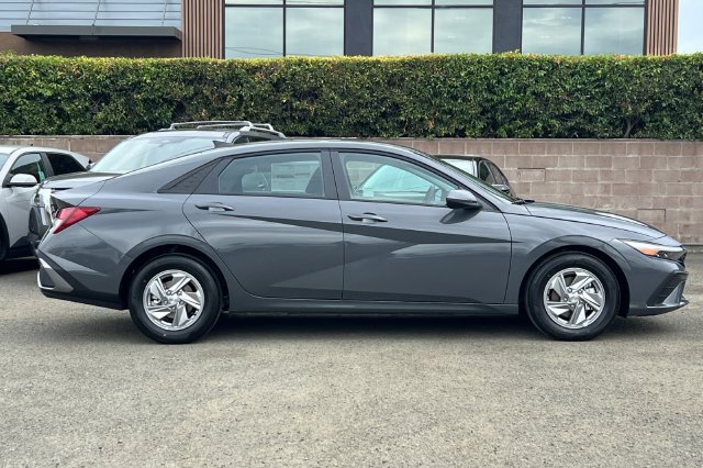 New 2026 Hyundai Elantra SE FWD image 5