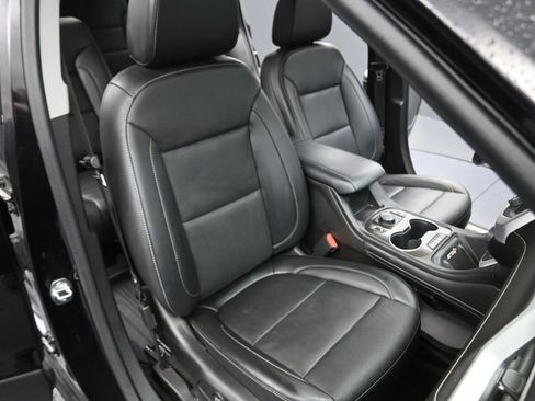 Used 2023 GMC Acadia SLT w/ Technology Package FWD image 13