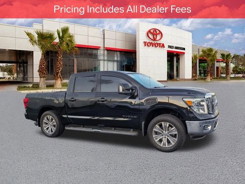Used 2017 Nissan Titan SL w/ SL Towing Convenience Package RWD image 2