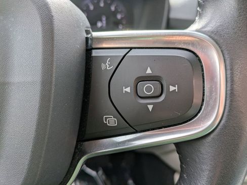 Used 2020 Volvo XC40 T4 Momentum w/ Protection Package Premier image 26