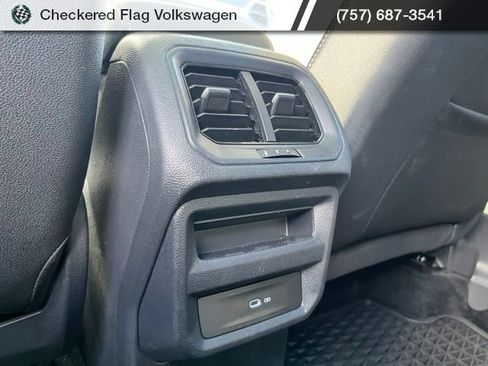 Used 2025 Volkswagen Taos SE AWD/4WD image 28