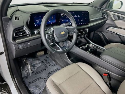 Used 2025 Chevrolet Traverse LT image 9