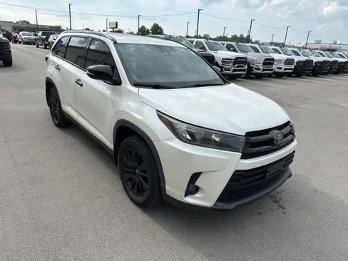 Used 2019 Toyota Highlander SE w/ Nightshade Edition AWD/4WD image 22