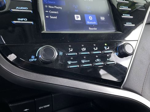 Used 2018 Toyota Camry LE image 17