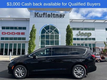 New 2026 Chrysler Pacifica Select