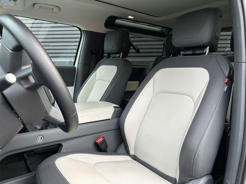 Used 2024 Land Rover Defender 90 X-Dynamic SE image 18