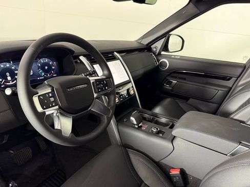 Certified 2025 Land Rover Discovery S image 6