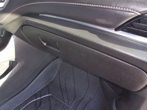 Used 2020 Chevrolet Traverse LT w/ LT Premium Package image 34