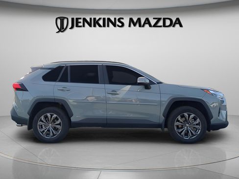 Used 2022 Toyota RAV4 XLE Premium image 8