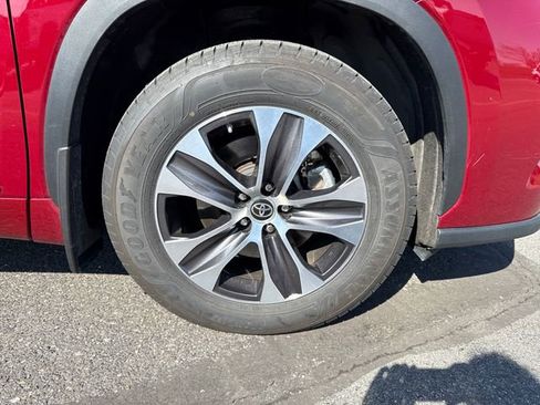 Used 2023 Toyota Highlander XLE image 11