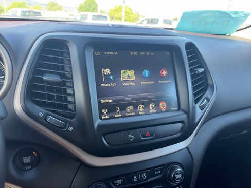 Used 2017 Jeep Cherokee Trailhawk AWD/4WD image 21
