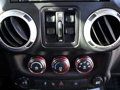 Used 2015 Jeep Wrangler Unlimited Rubicon AWD/4WD image 24
