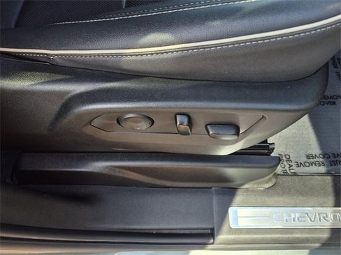 Used 2023 Chevrolet Suburban Premier image 16