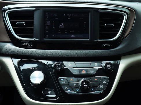 Used 2023 Chrysler Voyager LX image 52