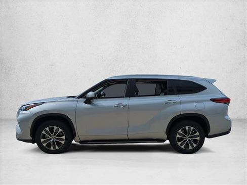 Used 2023 Toyota Highlander XLE FWD image 5