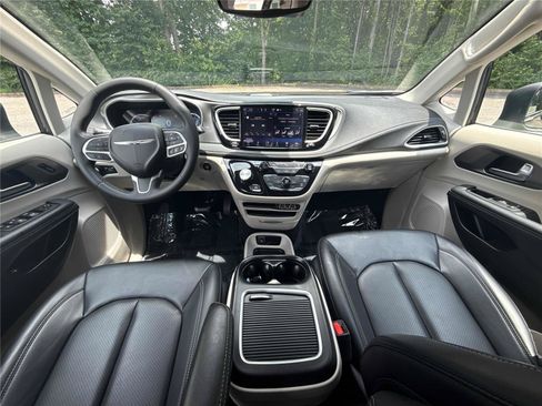 Used 2023 Chrysler Pacifica Touring-L FWD image 14