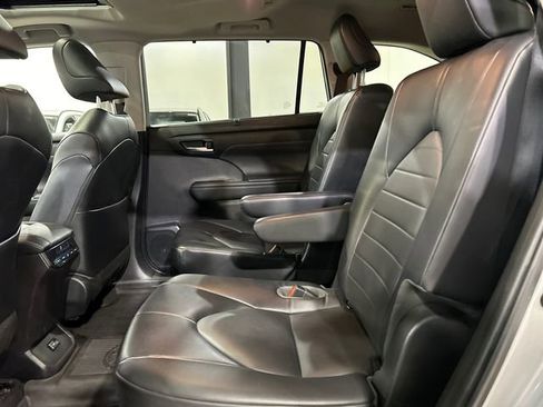 Used 2022 Toyota Highlander XLE FWD image 23