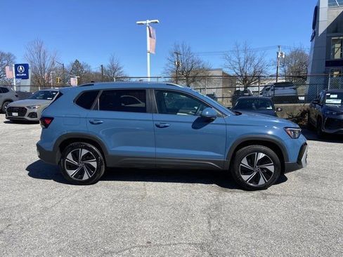 Used 2025 Volkswagen Taos SE w/ Panoramic Sunroof Package image 4