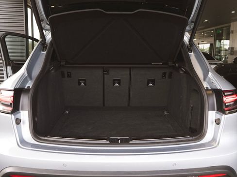 Used 2025 Porsche Macan image 36
