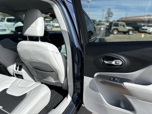 Used 2021 Jeep Cherokee Latitude Plus image 10