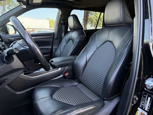Used 2022 Toyota Highlander XSE FWD image 24